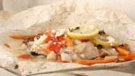 SALMON EN PAPILLOTE Ingredientes (para 4 personas) 4 rodajas de salmón fresco 1 cebolla 100 gramos de gambas peladas 8 vainas planas (pueden utilizarse de bote) 1 zanahoria 50 gramos […]