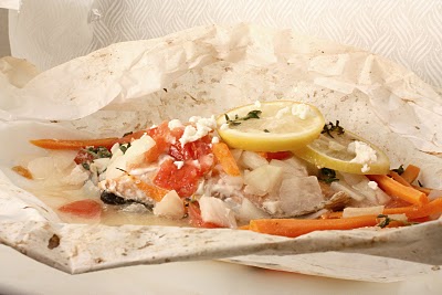 SALMON EN PAPILLOTE Ingredientes (para 4 personas) 4 rodajas de salmón fresco 1 cebolla 100 gramos de gambas peladas 8 vainas planas (pueden utilizarse de bote) 1 zanahoria 50 gramos […]