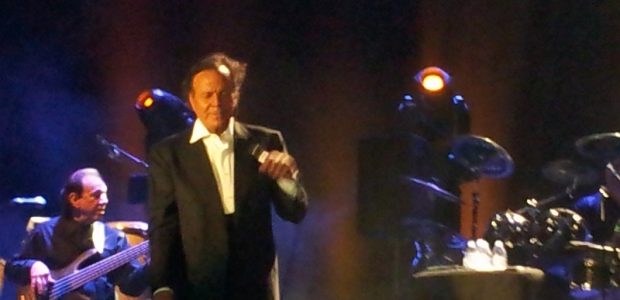  Ayer León se vistió de gala para ver a un gran ídolo de masas. Recibían a un Julio Iglesias que estaba decidido a darlo todo en el escenario. La gente acudió a la […]