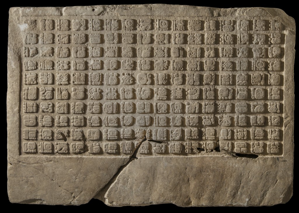 Panel de piedra caliza con jeroglíficos, año 799 D.C.. Fundación La Ruta Maya, Guatemala